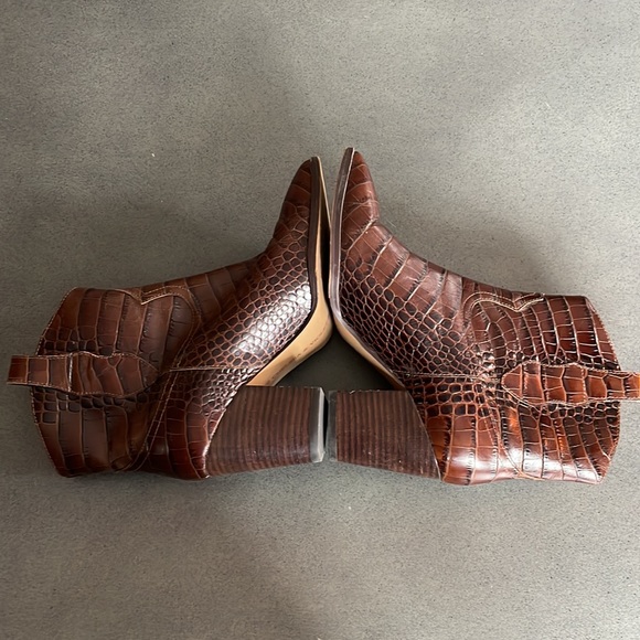 Chelsea & Violet crocs embossed print. Best for narrow feet - Picture 7 of 10